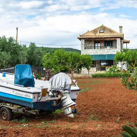 Pelani Stonehouse Holiday home Vromonerion