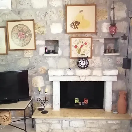 Pelani Stonehouse * Vromonerion